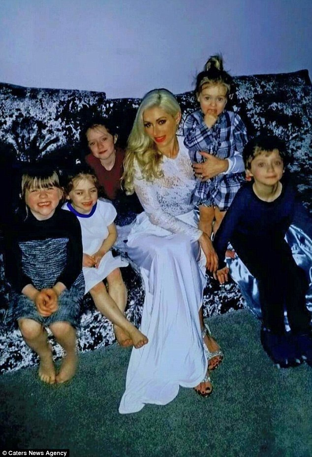 Sốc với bà mẹ 5 con, bụng "8 múi" - 11