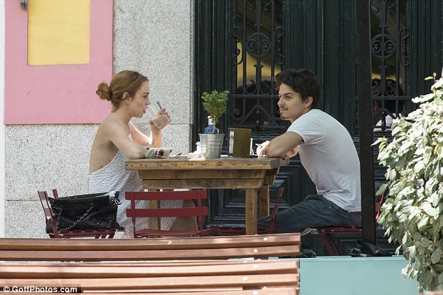 
Cặp tình nhân trẻ cùng trò chuyện và thưởng thức đồ uống với nhau.
