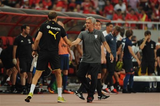 Cung bậc cảm xúc của Mourinho ở trận thua đầu tiên tại MU - 1
Mourinho bắt tay người đồng nghiệp bên phía Dortmund trước khi trận đấu bắt đầu