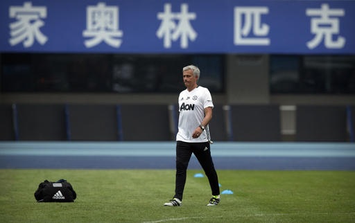 MU, Man City tập luyện chăm chỉ trước trận đại chiến - 2
Mourinho trên sân tập của MU