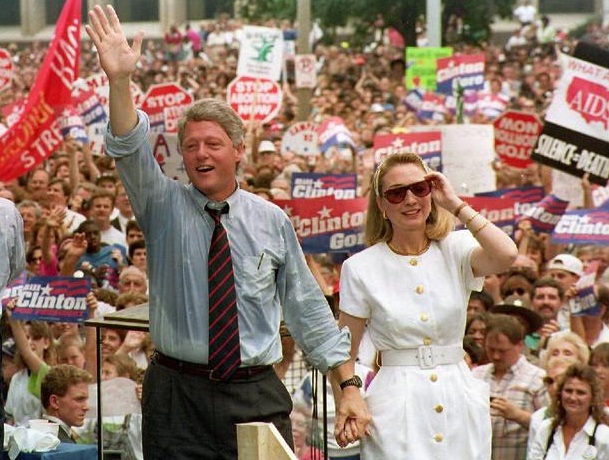 
Cặp đôi đã trải qua nhiều sóng gió trong hơn 40 năm bên nhau, đặc biệt là vụ bê bối tình ái của ông Bill Clinton tại Nhà Trắng năm 1998. Tuy nhiên, hai người đã vượt qua các khó khăn và gắn bó cho tới ngày nay. Trong ảnh bà Clinton trẻ trung trong bộ đầm trắng khi tham gia vận động tranh cử tổng thống cho chồng tháng 7/1992.
