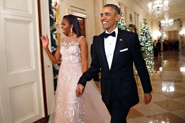 Những bộ trang phục ấn tượng nhất của đệ nhất phu nhân Mỹ Michelle Obama - 10
Bà Michelle trẻ trung khi diện trang phục của nhà thiết kế Mỹ gốc Philippines Monique Lhuillier trong một sự kiện tháng 12/2014.