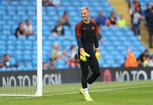 Những khoảnh khắc cuối cùng của Joe Hart trong màu áo Man City - 1 
Thủ thành Joe Hart tươi cười khi khởi động cùng toàn đội trước trận đấu