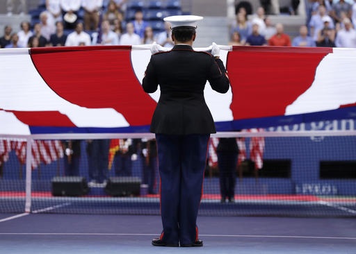 Nhìn lại chiến thắng ngọt ngào của Wawrinka trước Djokovic - 1
Một quân nhân Mỹ giữ cờ trước khi quốc kỳ Mỹ được kéo lên để chuẩn bị thi đấu cho trận chung kết nội dung đơn nam US Open