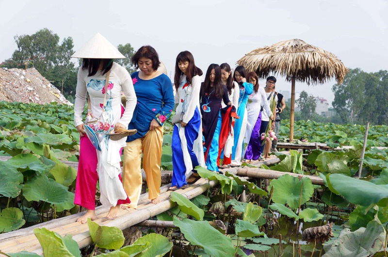 Áo dài, áo yếm đọ dáng cùng sen dưới nắng nóng - 11 Sau 7h sáng thì mặt trời lên cao cũng là lúc nắng nóng nhưng đầm sen đã tấp nập người đến chơi, chụp ảnh