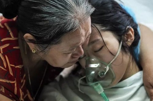 Khoảnh khắc đầu tiên và cuối cùng của người mẹ ung thư - 11
Đậu Thị Huyền Trâm trong vòng tay mẹ trong những ngày được điều trị tại Bệnh viện K, ảnh chụp sáng 26-7 trước khi chị Trâm về quê nhà Hà Tĩnh trong chiều cùng ngày. Sau thời gian dài chống chọi với bệnh tật, chị trút hơi thở cuối cùng chiều 27-7 (Ảnh: Tuổi Trẻ)
