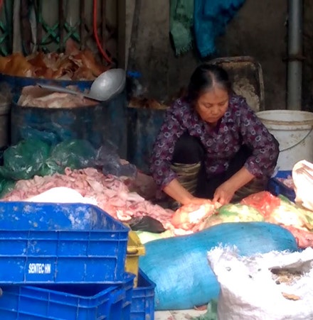 Thực phẩm bẩn - người dân đang bị “đầu độc” bởi sự vô cảm của các cơ quan quản lý? - 12 Những hình ảnh đáng sợ chúng tôi quay qua khe cửa nhà trọ này sẽ là lời tố cáo sự vô trách nhiệm và điêu trá của cán bộ khi họ ngụy biện để bảo vệ cho làng mỡ thối.