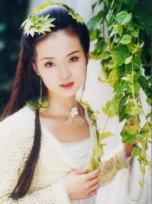 “Nàng Tịnh Nhi” Vương Diễm lộ diện sau thời gian dài ở ẩn - 12
Vương Diễm kết hôn với Vương Chí Tài, một đại gia bất động sản nổi tiếng giàu có ở Trung Quốc. Là vợ của một trong những doanh nhân giàu có nhất Trung Quốc, Vương Diễm sống trong nhung lụa. Cô sở hữu những chiếc xe hơi đắt giá, tủ quần áo đầy những bộ trang phục và túi xách đắt tiền, luôn có người theo bước hộ tống.