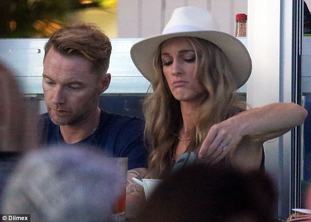 
Ronan và Storm đã chính thức trở thành vợ chồng vào năm ngoái sau 3 năm tìm hiểu. Cặp đôi bắt đầu hò hẹn không lâu sau khi Ronan chia tay với người vợ đầu tiên vào năm 2012.
