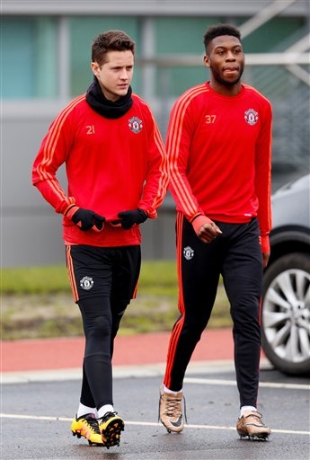 
Tiền vệ Ander Herrera và trung vệ trẻ Timothy Fosu-Mensah. Fosu-Mensah đã chơi rất tốt khi được Van Gaal tin dùng trong khi hàng loạt các hậu vệ chính của MU dính chấn thương.
