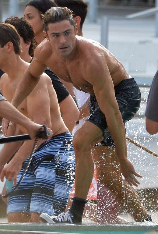 "Tan chảy" khi ngắm cơ bụng sáu múi của Zac Efron - 12
Trong bộ phim Baywatch sắp ra mắt, những khoảnh khoắc gợi cảm như thế này của Zac Efron sẽ không thiếu.