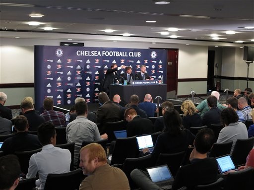 Conte chính thức ra mắt Chelsea - 1
Đông đảo các nhà báo thuộc các cơ quan truyền thông Anh đã đến dự lễ họp báo ra mắt của Conte tại Stamford Bridge