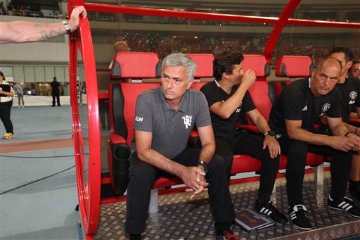 Cung bậc cảm xúc của Mourinho ở trận thua đầu tiên tại MU - 2
Mourinho khá điềm tĩnh trong khu vực kỹ thuật của MU