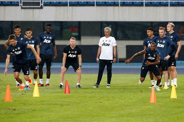 MU, Man City tập luyện chăm chỉ trước trận đại chiến - 3
Chiến lược gia người Bồ Đào Nha quan sát các học trò tập luyện