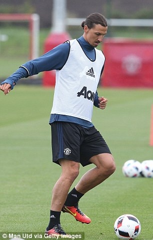 Zlatan Ibrahimovic có buổi tập đầu tiên cùng MU - 3
Những cú chạm bóng đầu tiên của Ibra trên sân tập của MU ở Carrington