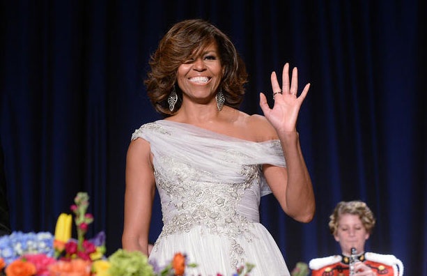 Những bộ trang phục ấn tượng nhất của đệ nhất phu nhân Mỹ Michelle Obama - 11
Đệ nhất phu nhân Mỹ để kiểu tóc trẻ trung và mặc đầm trắng của thương hiệu Marchesa trong một bữa tiệc ở Nhà Trắng tháng 5/2014.