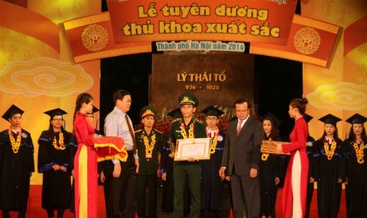 90% thủ khoa 'rời bỏ' Hà Nội - 1
Lễ tuyên dương thủ khoa xuất sắc Hà Nội năm 2014