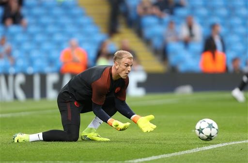 Những khoảnh khắc cuối cùng của Joe Hart trong màu áo Man City - 2 
Như thường lệ Hart vẫn vào sân khởi động cùng các đồng đội, nhưng từ đầu mùa anh chưa hề được thi đấu