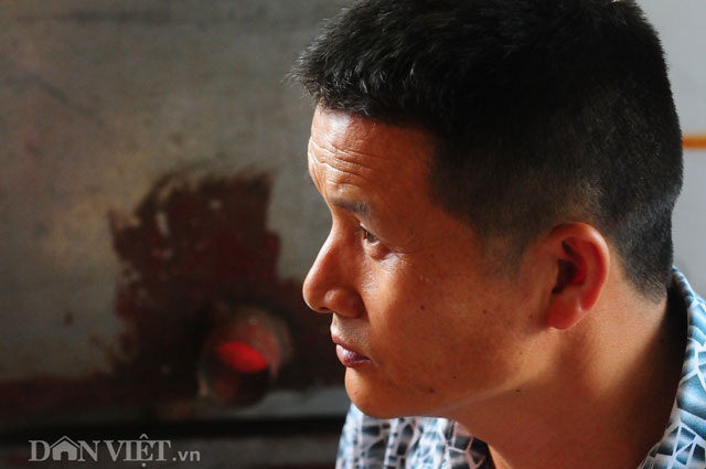 Thương lái Trung Quốc tràn ngập chợ vải thiều, ép giá nông dân - 10
A Điển đang tập trung theo dõi hoạt động mua bán vải tại điểm thu mua của mình.