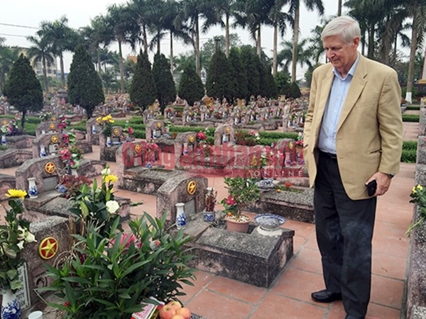 
Carl W. Greifzu thăm mộ liệt sĩ Nguyễn Văn Thạc
