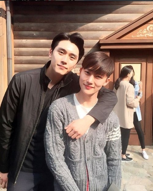 "Soái ca" Hàn Quốc diện sơ mi khiến fan Việt điêu đứng - 7
Địa chỉ Facebook và Instagram của Kim nhanh chóng được dân mạng tìm ra...