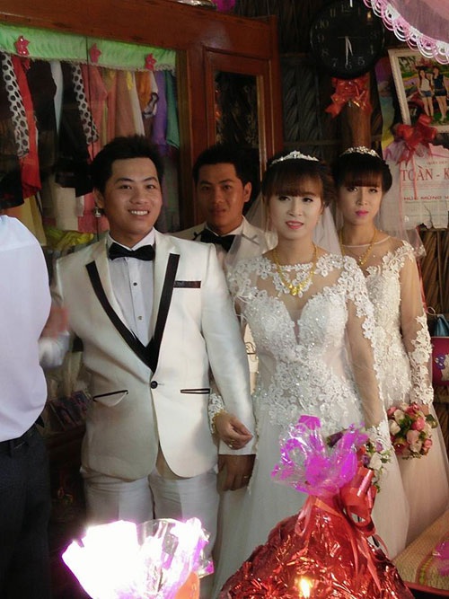 Lễ cưới diễn ra trong sự quan tâm của bà con miền sông nước