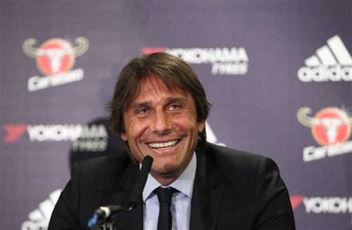 Conte chính thức ra mắt Chelsea - 2
Vị chiến lược gia của Chelsea cười tươi trong ngày chính thức ra mắt đội bóng. Conte tới London từ hôm kia (13.7) và bắt tay ngay vào buổi tập cùng đội bóng