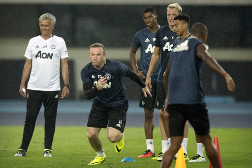 MU, Man City tập luyện chăm chỉ trước trận đại chiến - 4
Rooney thực hiện tập luyện cùng các đồng đội. Cầu thủ đội trưởng của MU chưa rõ sẽ thi đấu ở vị trí nào trong đội hình của Van Gaal