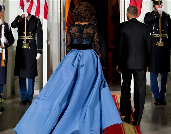 Những bộ trang phục ấn tượng nhất của đệ nhất phu nhân Mỹ Michelle Obama - 12
Bà Michelle diện váy ren đen pha xanh của hãng Carolina Herrera trong quốc tiệc chiêu đãi Tổng thống Pháp Francois Hollande tại Nhà Trắng tháng 2/2014.