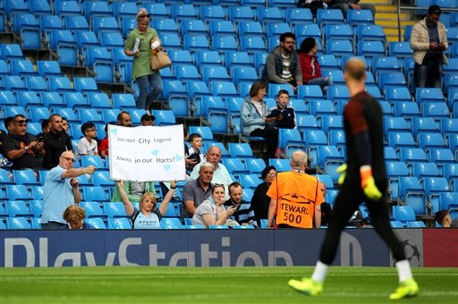 Những khoảnh khắc cuối cùng của Joe Hart trong màu áo Man City - 3 
Một tấm biểu ngữ của cổ động viên Man City thể hiện tình yêu mến và sự ủng hộ đối với thủ môn số 1 của đội bóng trong nhiều năm gần đây