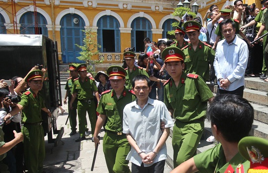 Các đại án ngân hàng thường thu hút rất đông người quan tâm bởi số tiền thiệt hại luôn là con số hàng ngàn tỉ đồng.