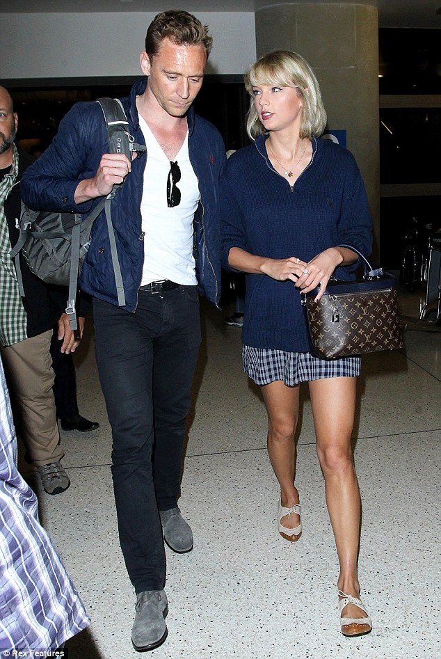 
Taylor Swift đang hạnh phúc bên bạn trai, Tom Hiddleston.
