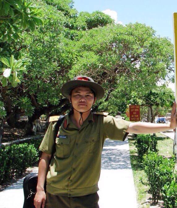 Trào nước mắt bài thơ “Lời nhắn từ biển sâu” - 2
Tác giả Nguyễn Văn Chiển trong lần ra thăm đảo Trường Sa năm 2008