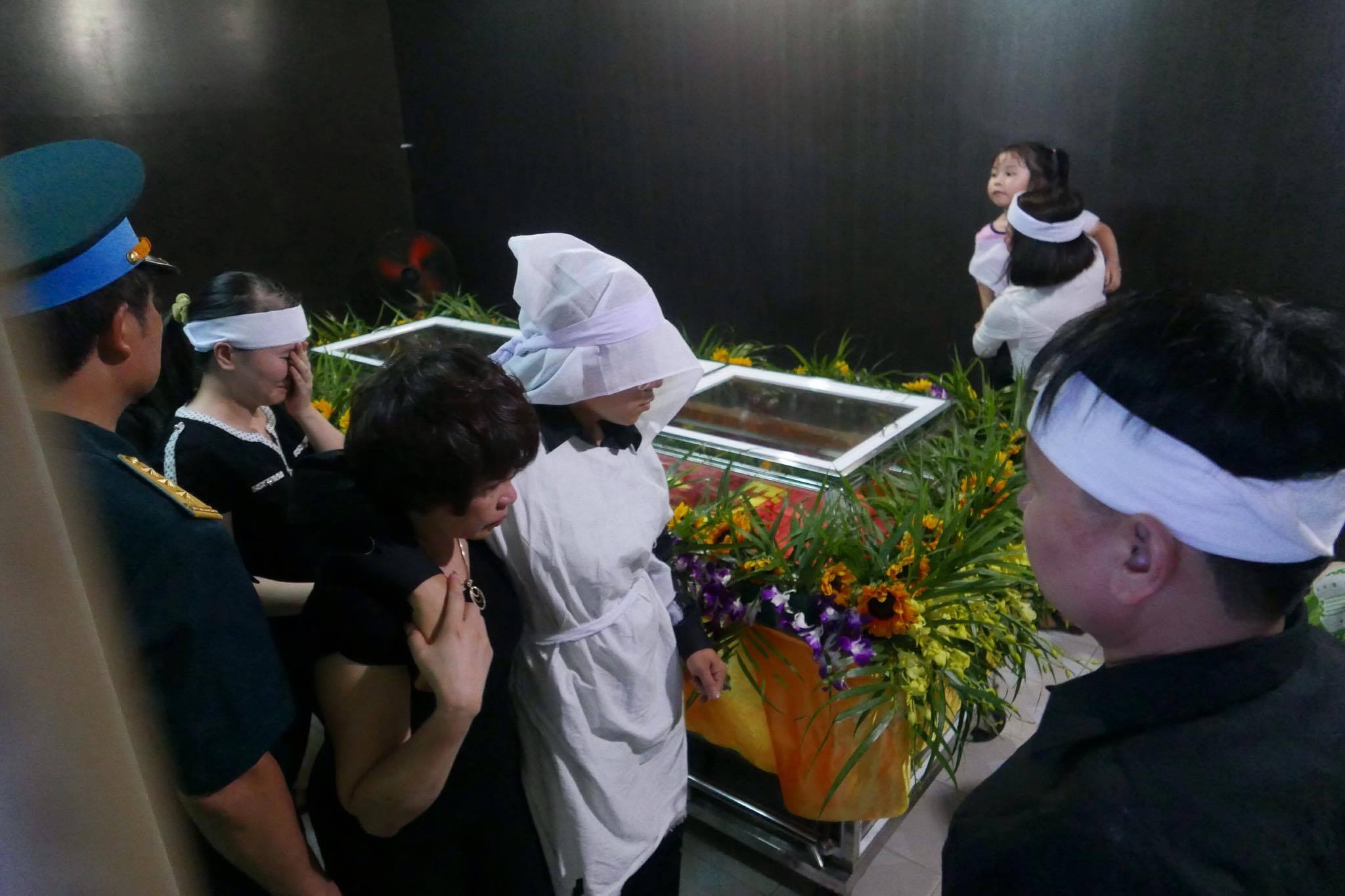 Đại tá Trần Quang Khải trở về trong vòng tay gia đình, quê hương - 8
Linh cữu người lính phi công được đặt giữa gian chính ngôi nhà cấp bốn đơn sơ ở quê nhà Bắc Giang. Người thân đi quanh linh cữu trong sự xót xa vô hạn. Cô con gái nhỏ ngơ ngác chưa hiểu rằng đây là lần cuối cùng cháu còn được thấy mặt cha.