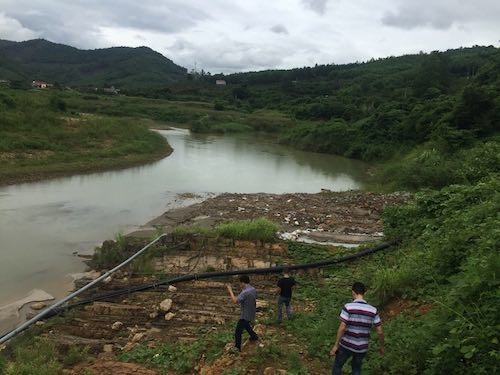 Đầu độc môi trường sống, Công ty xi măng Bắc Giang nhận án phạt - 5
Công ty CP tập đoàn Á Cường sát hại dòng sông Cầm Đàn.