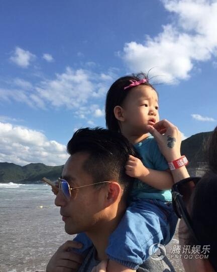 Hình ảnh hạnh phúc đáng ghen tị của vợ chồng Từ Hy Viên - 7
Con gái Từ Hy Viên càng lớn càng giống bố.