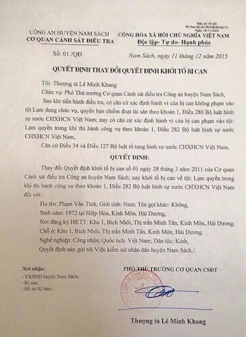 Luật sư kiến nghị đình chỉ vụ án người dân bị khởi tố tội Lạm quyền tại Hải Dương - 6
Ngày 11/12/2015, thượng tá Lê Minh Khang - Phó thủ trưởng Cơ quan CSĐT Công an huyện Nam Sách ký Quyết định thay đổi quyết định khởi tố bị can Phạm Văn Tình sang tội Lạm quyền trong khi thi hành công vụ.