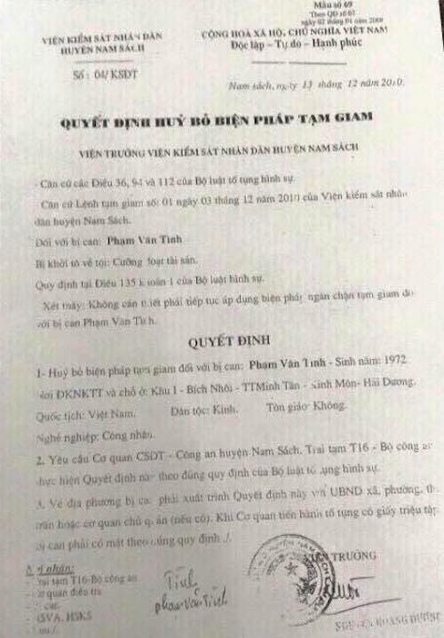 Đề nghị lập đoàn giám sát, xác minh vụ người dân bị khởi tố tội Lạm quyền - 7
Quyết định Huỷ bỏ biện pháp tạm giam với anh Phạm Văn Tình do ông Nguyễn Hoàng Dương - Viện trưởng VKSND huyện Nam Sách ký (hiện ông Nguyễn Hoàng Dương đã được bổ nhiệm giữ cương vị Viện phó VKSND tỉnh Hải Dương).