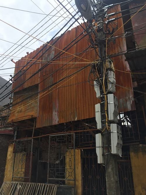 Hà Nội: Vụ hoả hoạn lạ giữa đêm, cụ già cùng bà bầu thoát chết trong gang tấc! - 6
Cây cột điện nằm ngay sát xưởng sản xuất và nhà dân trong vụ hoả hoạn kinh hoàng.