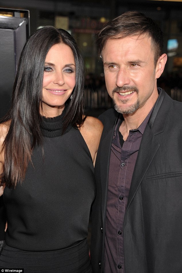 
Nữ diễn viên Courteney Cox cũng có đời sống tình cảm khá lận đận. Cô chung sống với David Arquette 14 năm và hai người ly dị vào năm 2013.
