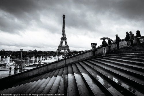 Những bức ảnh du lịch đẹp mê đắm - 14 Bức ảnh đen trắng ấn tượng về tháp Eiffel ở Paris, Pháp. Ảnh: Matt Parry
