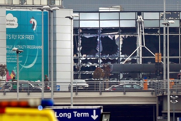 Cảnh tượng kinh hoàng sau các vụ đánh bom liên hoàn tại Brussels - 8
Hàng loạt cửa kính bị vỡ sau vụ đánh bom tại sân bay Zaventem.