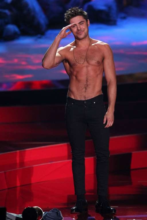 "Tan chảy" khi ngắm cơ bụng sáu múi của Zac Efron - 14
Zac Efron nhận giải khoản khắc khỏa thân đẹp nhất của hệ thống giả thưởng MTV Movie năm 2014. Anh đang nói lời cảm ơn khán giả hâm mộ trên sân khấu.