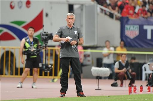 Cung bậc cảm xúc của Mourinho ở trận thua đầu tiên tại MU - 3
Mourinho chỉ đạo các học trò thi đấu
