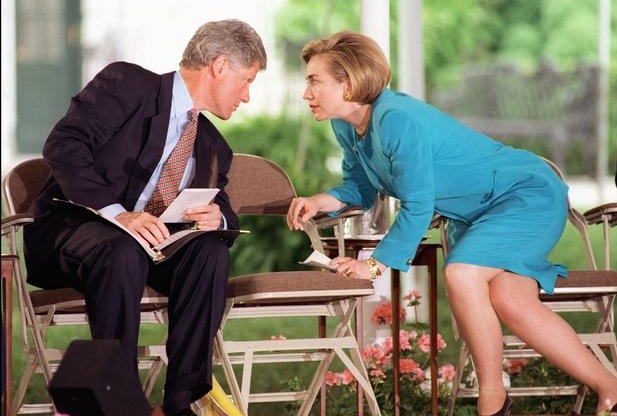 
Tổng thống Clinton và vợ trao đổi khi cùng tham dự một sự kiện năm 1994.
