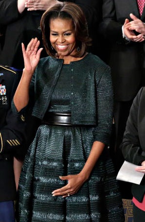 Những bộ trang phục ấn tượng nhất của đệ nhất phu nhân Mỹ Michelle Obama - 13
Đệ nhất phu nhân Mỹ ghi điểm với bộ trang phục của hãng thời trang Pháp Azzedine Alaïa.