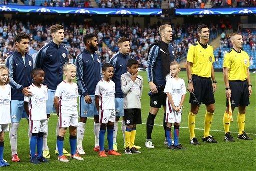 Những khoảnh khắc cuối cùng của Joe Hart trong màu áo Man City - 4 
Hart lần đầu tiên có tên trong đội hình xuất phát của Man City. Do nhiều cầu thủ vắng mặt, Hart được đeo băng đội trưởng. Có lẽ, đây là trận đấu tri ân đối với thủ thành người Anh nên Pep Guardiola muốn dành cho thủ thành này một sự tôn trọng