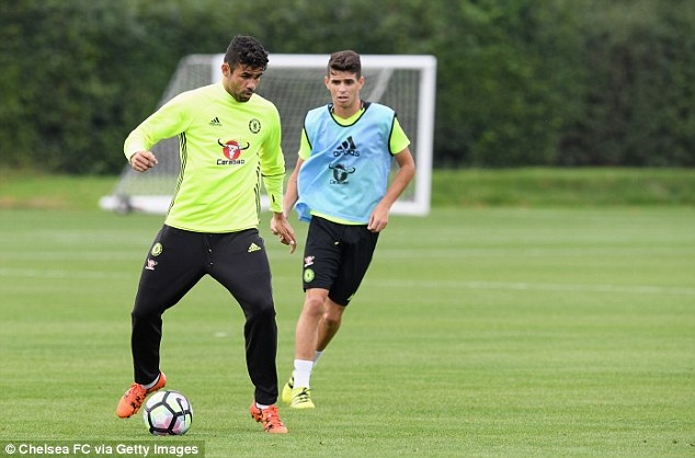 
Costa che chắn bóng trước sự áp sát của Oscar (phía sau). Tiền đạo người Tây Ban Nha đang có được phong độ tốt, anh ghi bàn trong cả hai trận đầu mùa giải

