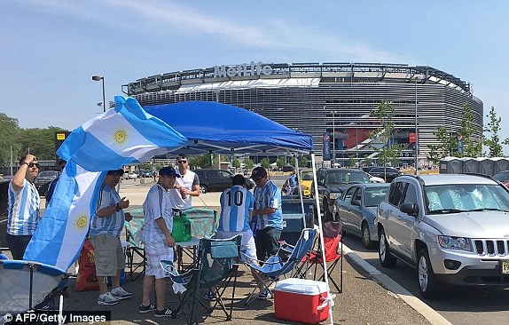 
Cổ động viên Argentina..
