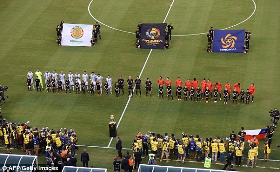 
Cầu thủ hai đội ra sân chuẩn bị cho trận chung kết Copa America 2016
